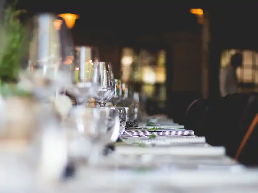 Elegant gedeckter Tisch.