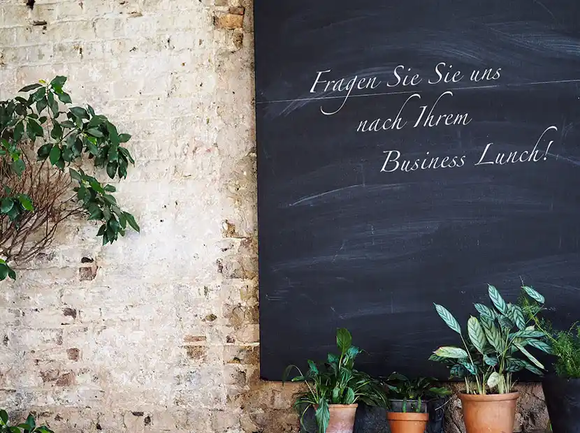 Speisekartentafel an einer Wand.